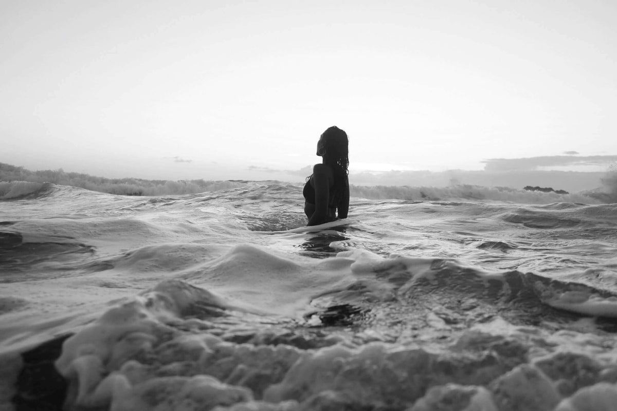 se baigner pendant les règles femme noir et blanc