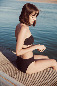 Haut de maillot noir texturé forme bandeau Réjeanne