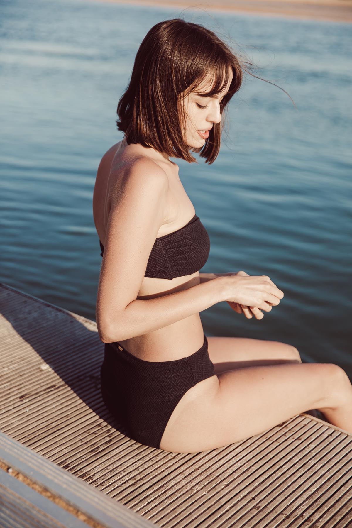 Haut de maillot noir texturé forme bandeau Réjeanne